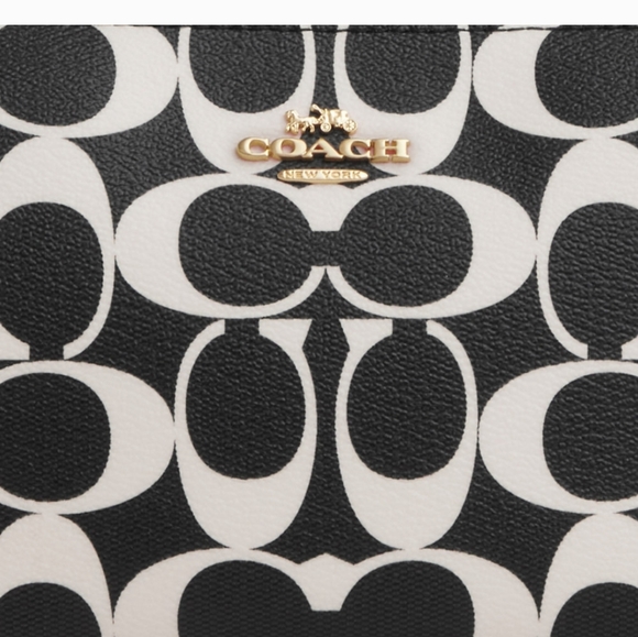 New! 🌜Nolitas 19 in Signature Canvas, CP250 - Picture 6 of 7